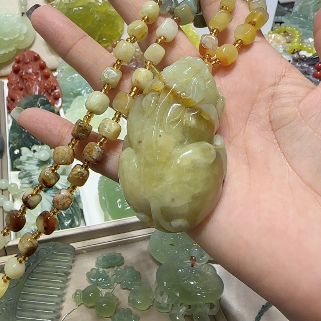 未镶嵌蛇纹石玉吊坠