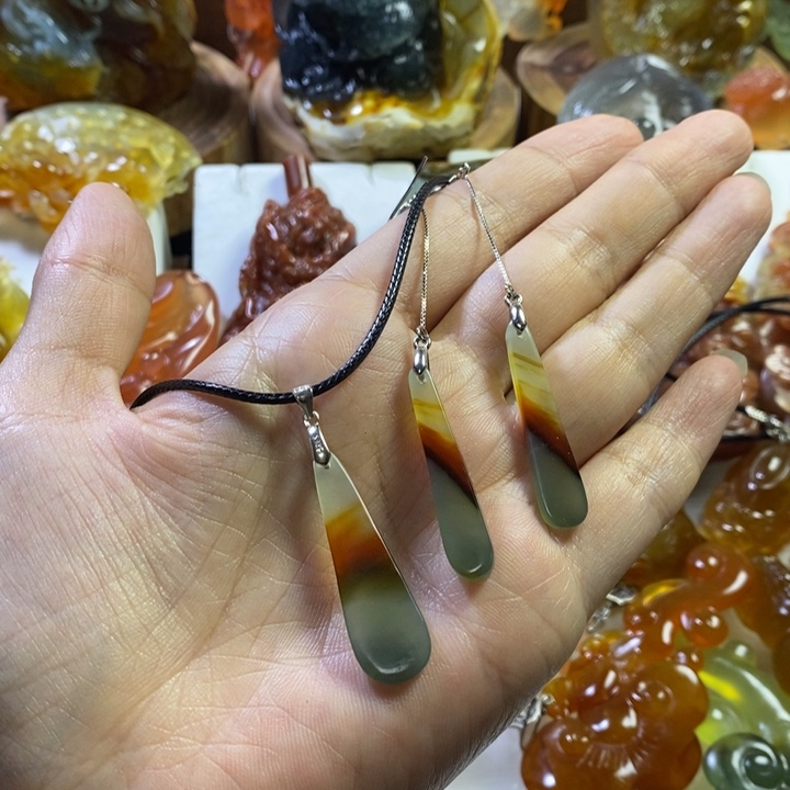多***米未镶嵌蛇纹石玉颈饰