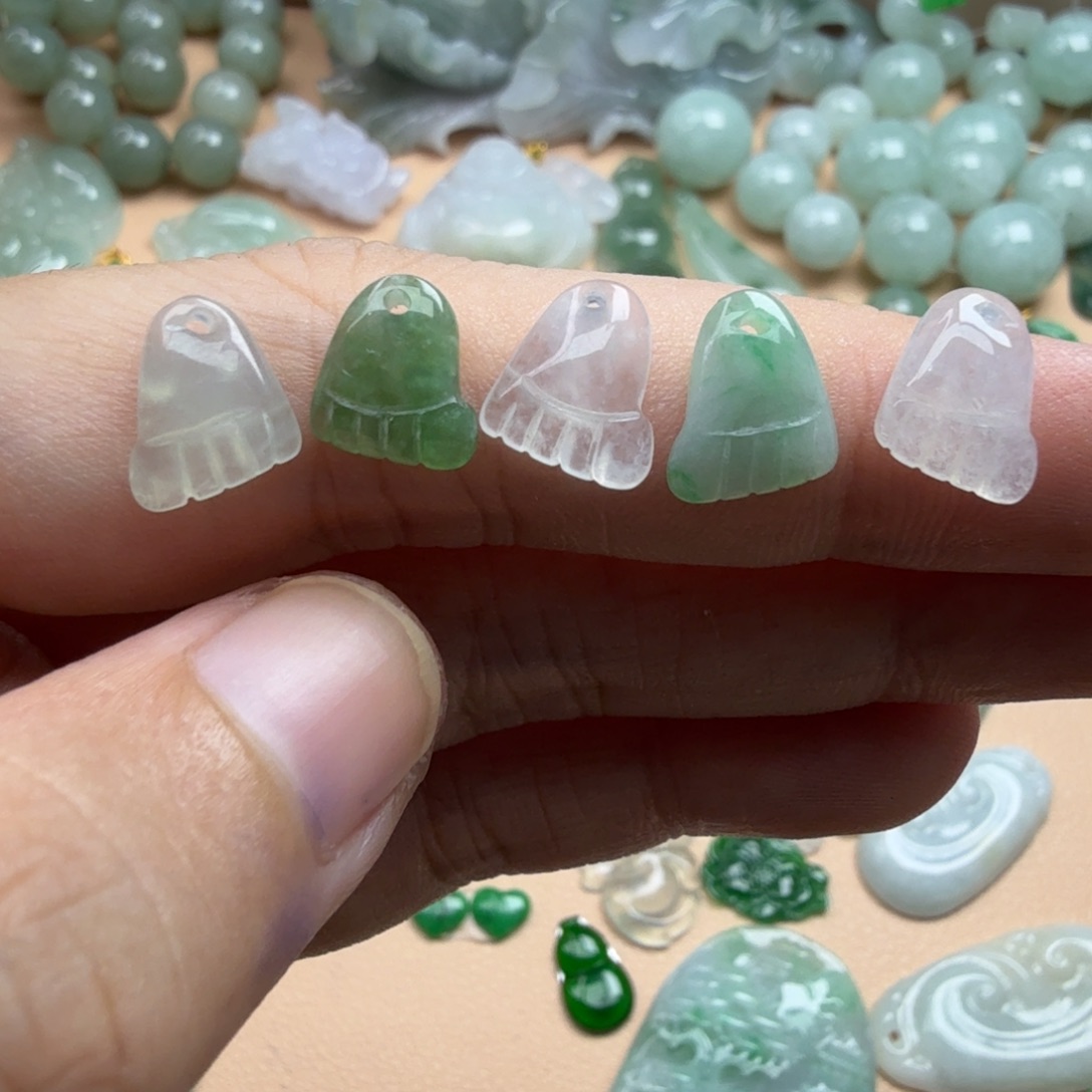 翡翠未镶嵌颈饰97