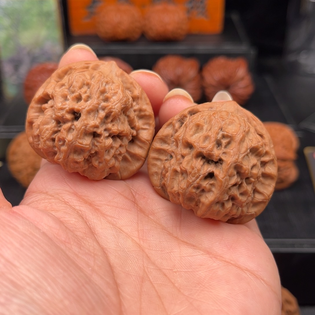 【闪购商品】文玩核桃吊坠梨木台39