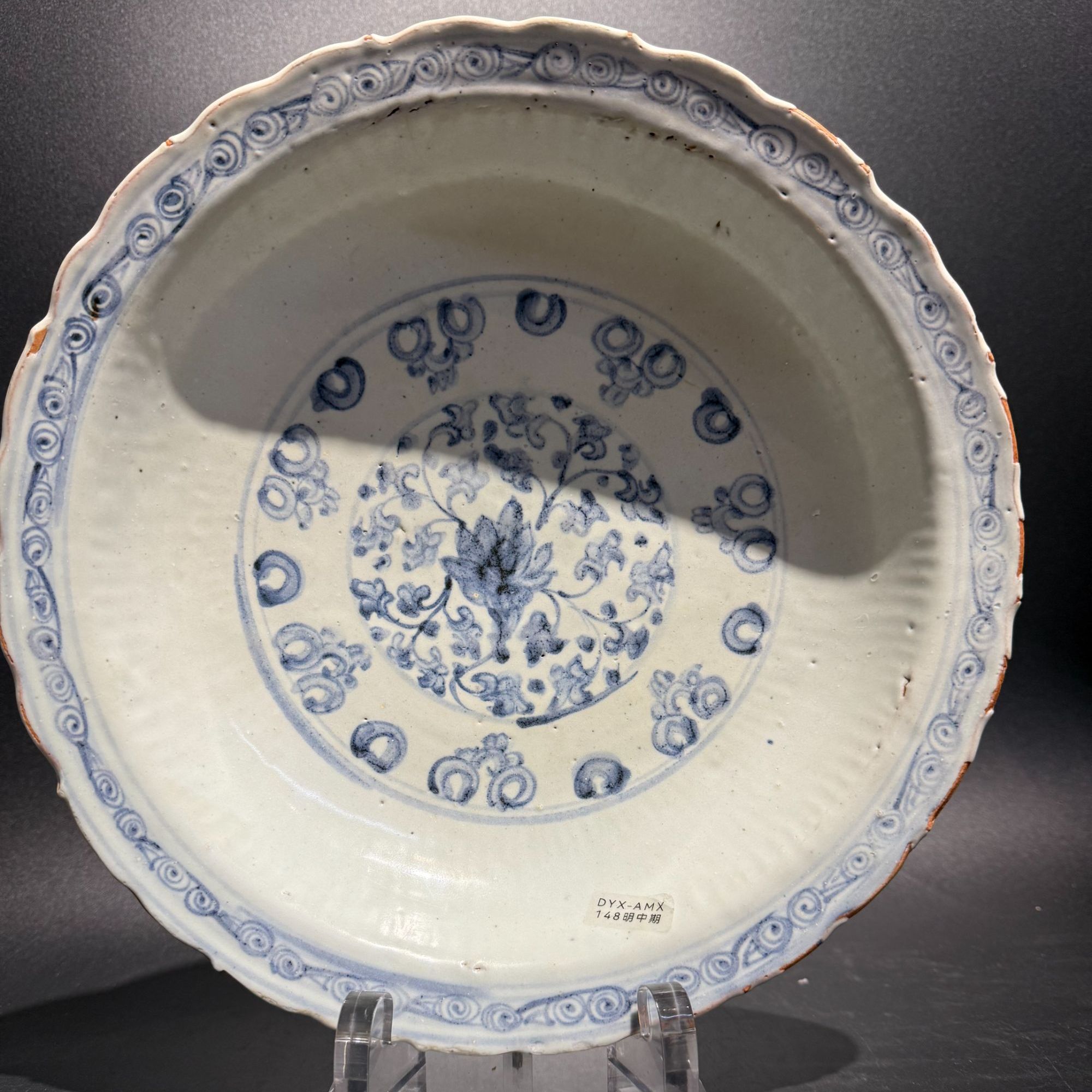Q-A0928110 明中期 青花缠枝莲纹葵口深盘 高度6.9，直径31.5