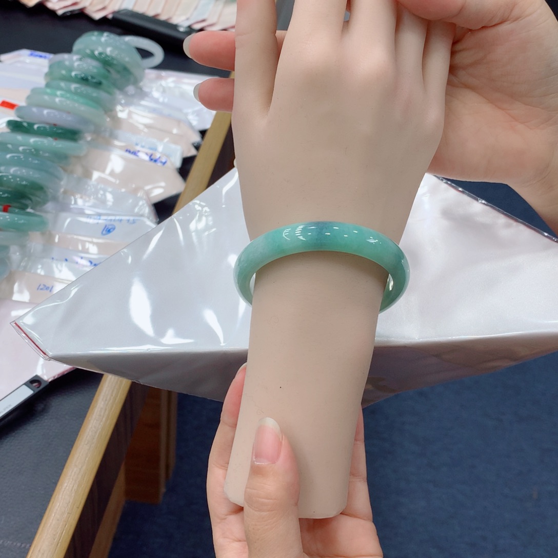 翡翠未镶嵌手镯48小时