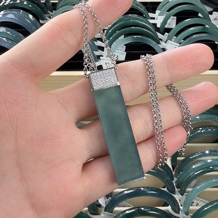 翡翠颈饰未镶嵌风****?