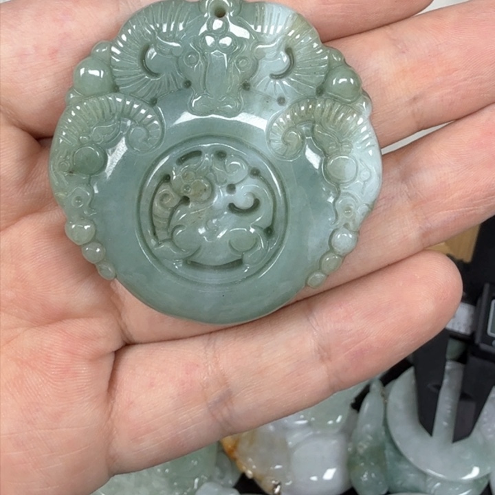 翡翠挂件未镶嵌翡翠