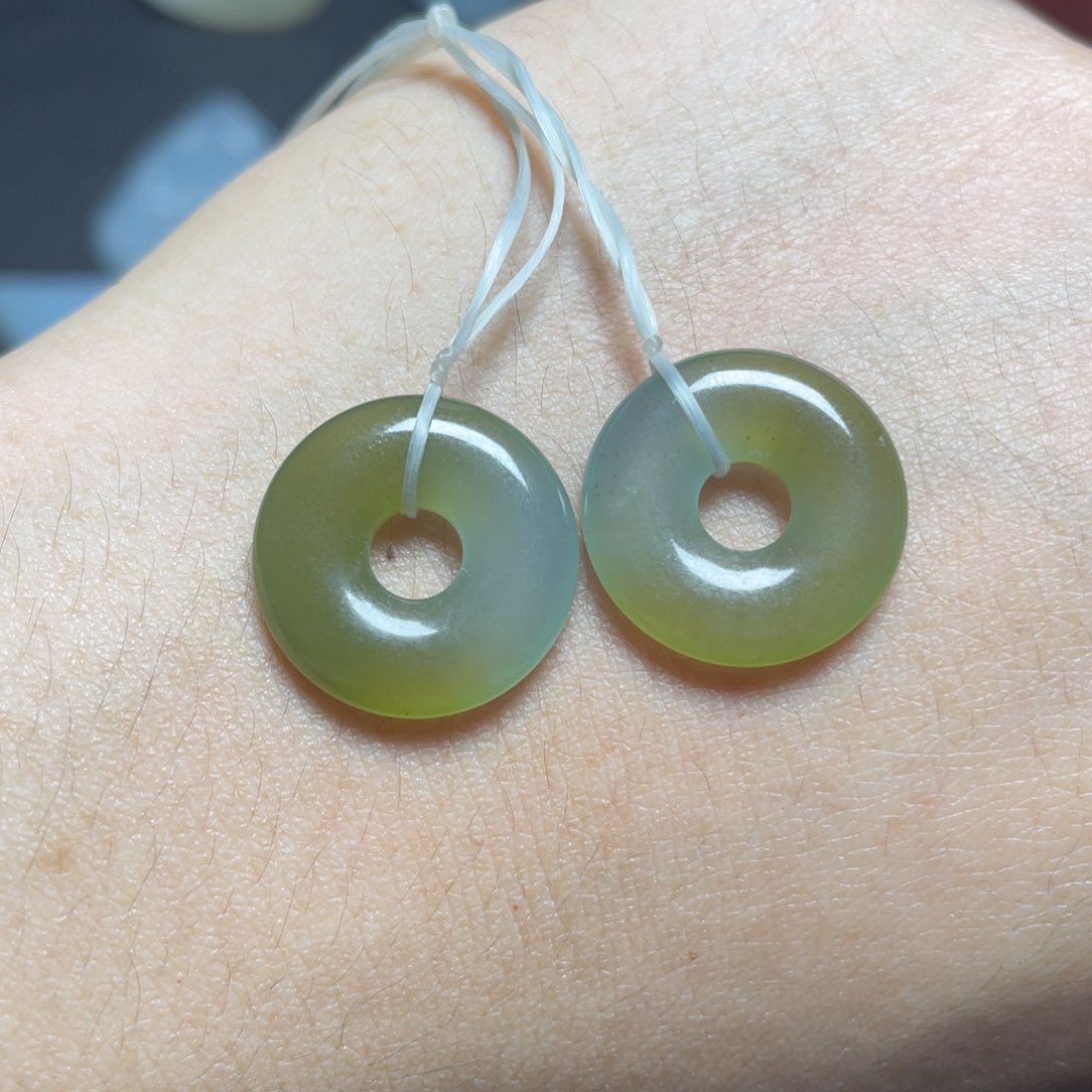 翡翠未镶嵌颈饰平安扣