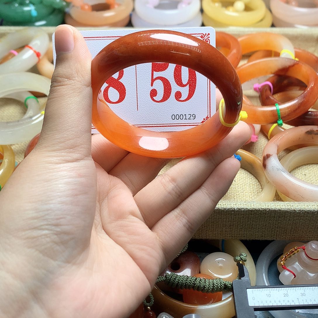 未镶嵌石英质玉（黄龙玉）手镯