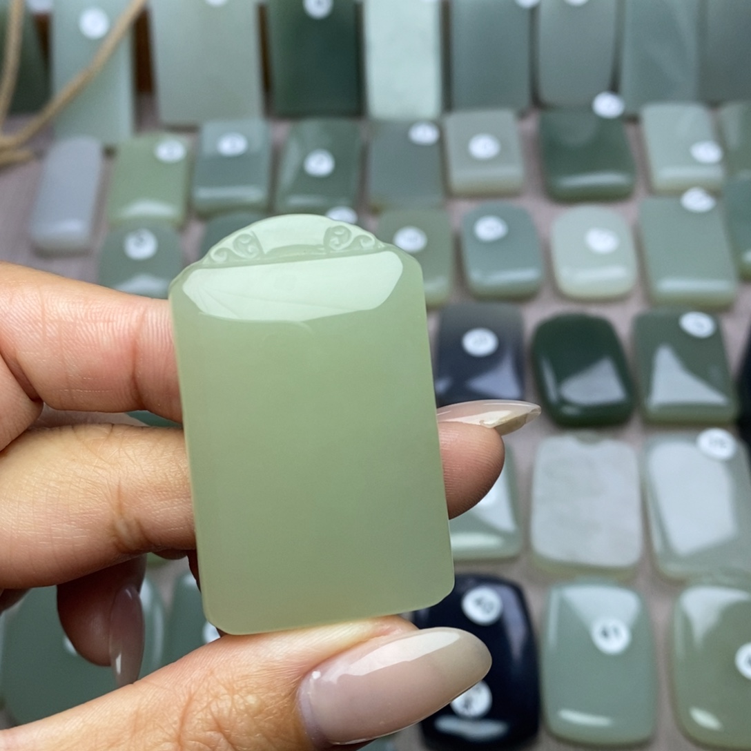 用***8和田玉未镶嵌颈饰