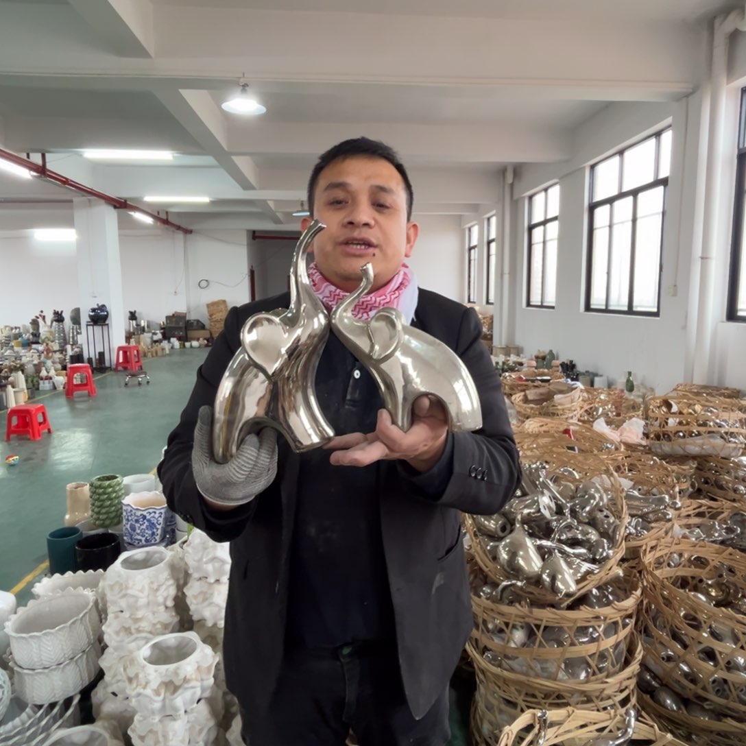 摆件124 号高中低温陶瓷瓶（部分微瑕）