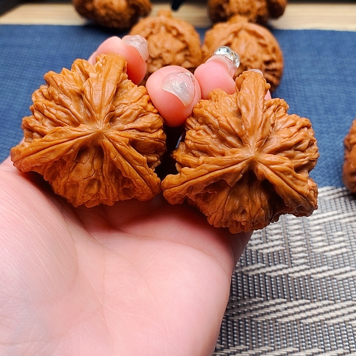 M***T文玩核桃吊坠三棱