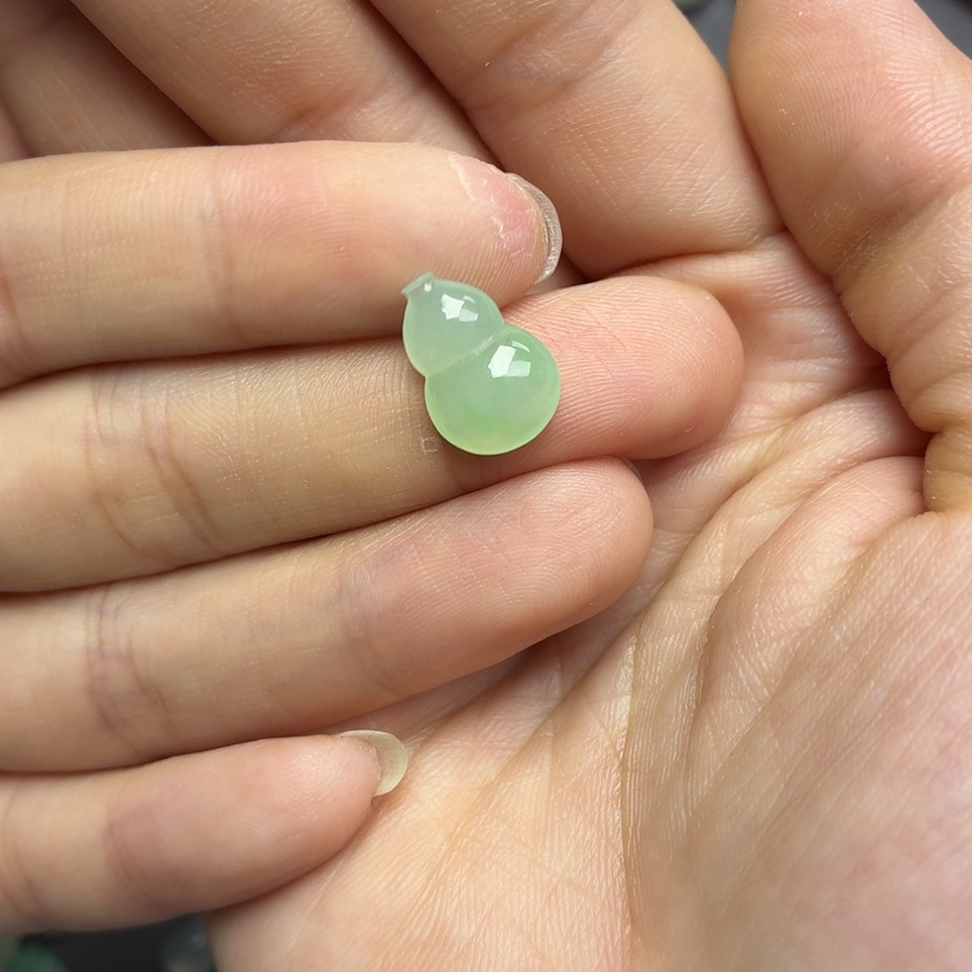 翡翠未镶嵌颈饰绿葫芦