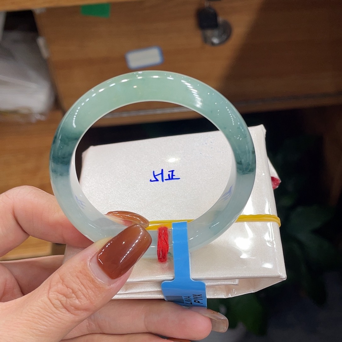 翡翠手镯未镶嵌天然翡翠