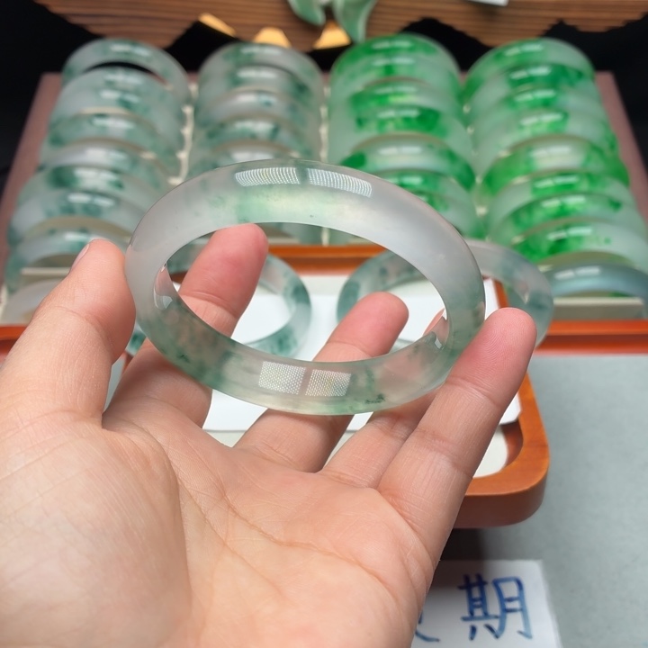 蓝***雪石英质玉未镶嵌手镯