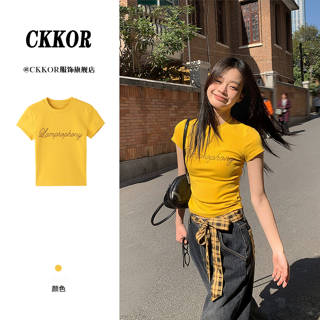 CKKOR黄色字母烫钻正肩短袖t恤女夏季新款修身显瘦辣妹风短款上衣