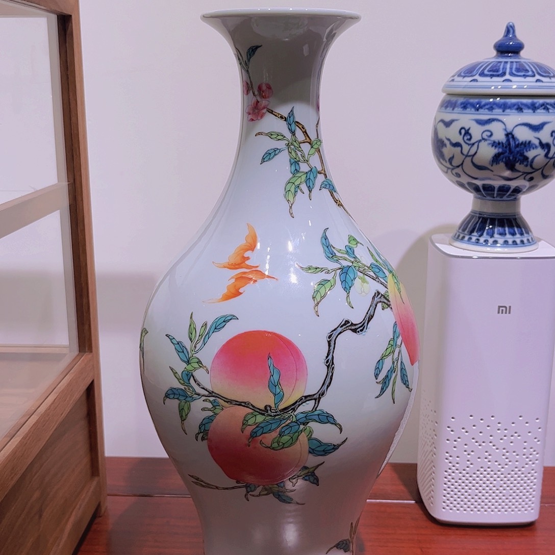 ?*鱼粉彩八桃两蝠橄榄瓶