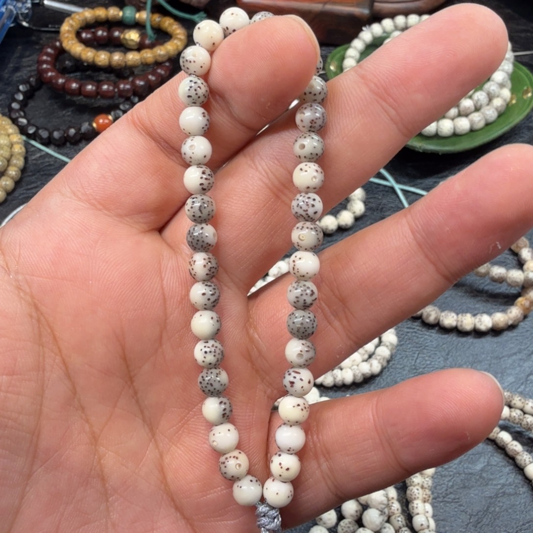 星月菩提手串6圆手持。