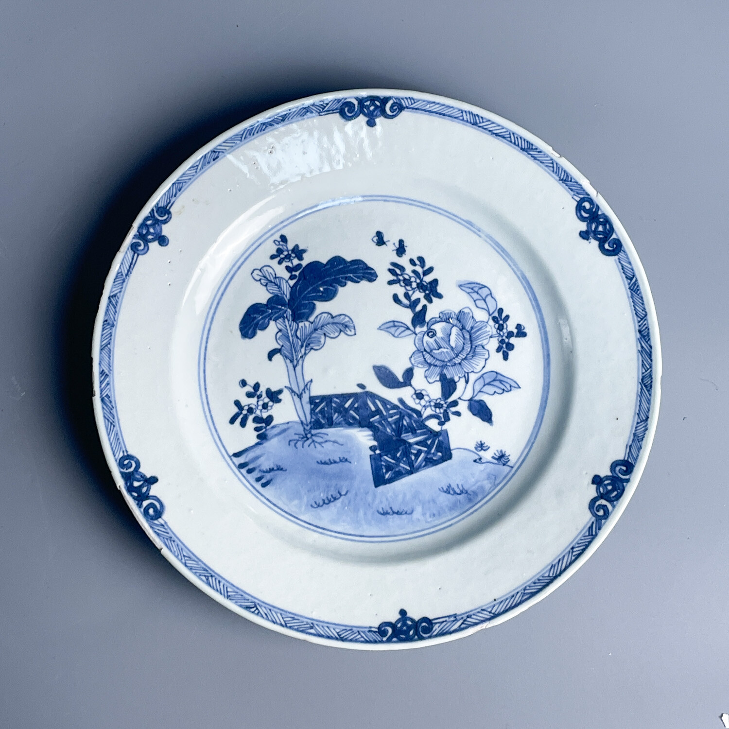 M25J9003D99 - 清乾隆青花庭院牡丹纹盘