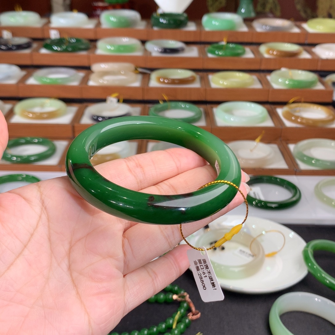 和田玉（碧玉）未镶嵌手镯