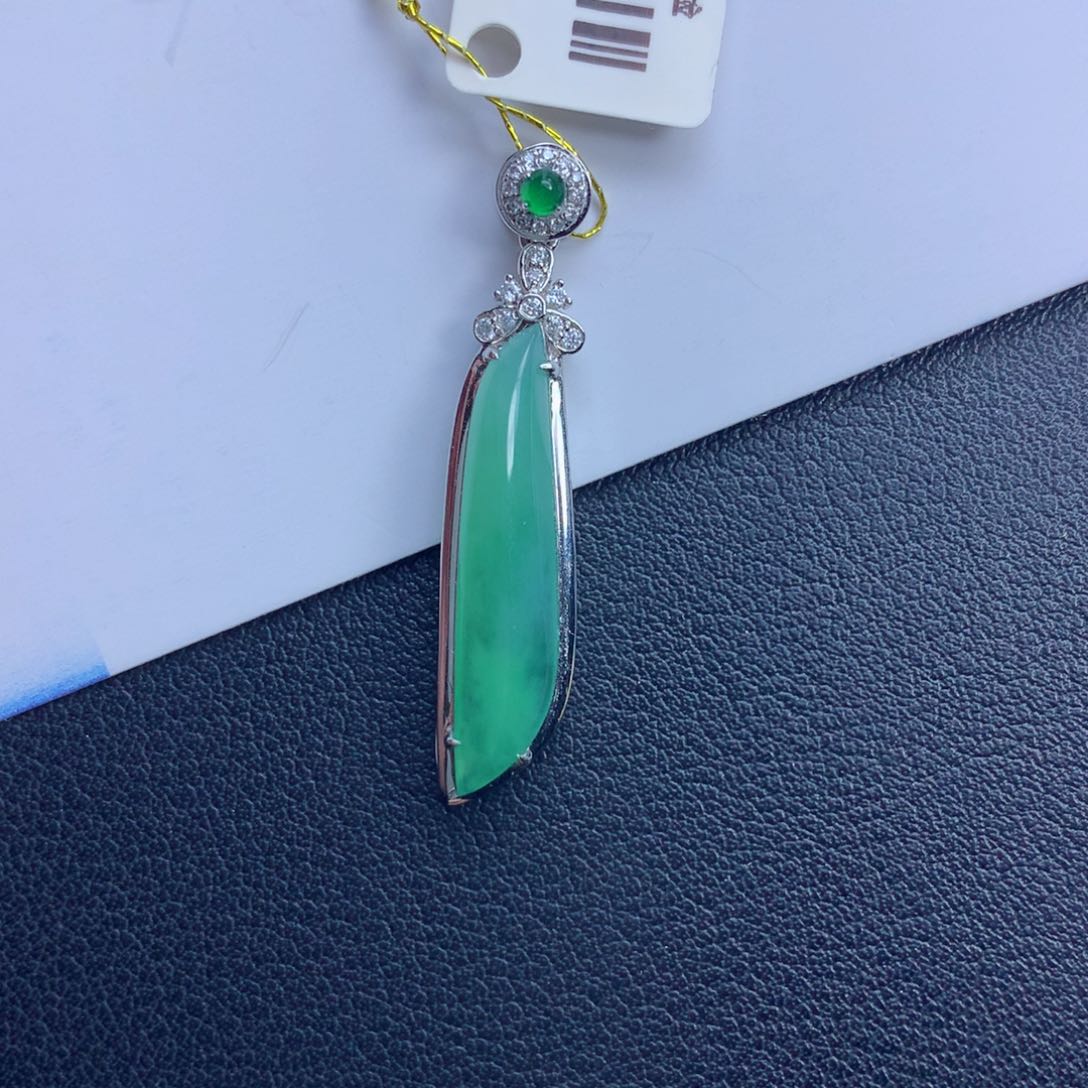 翡翠颈饰未镶嵌随行