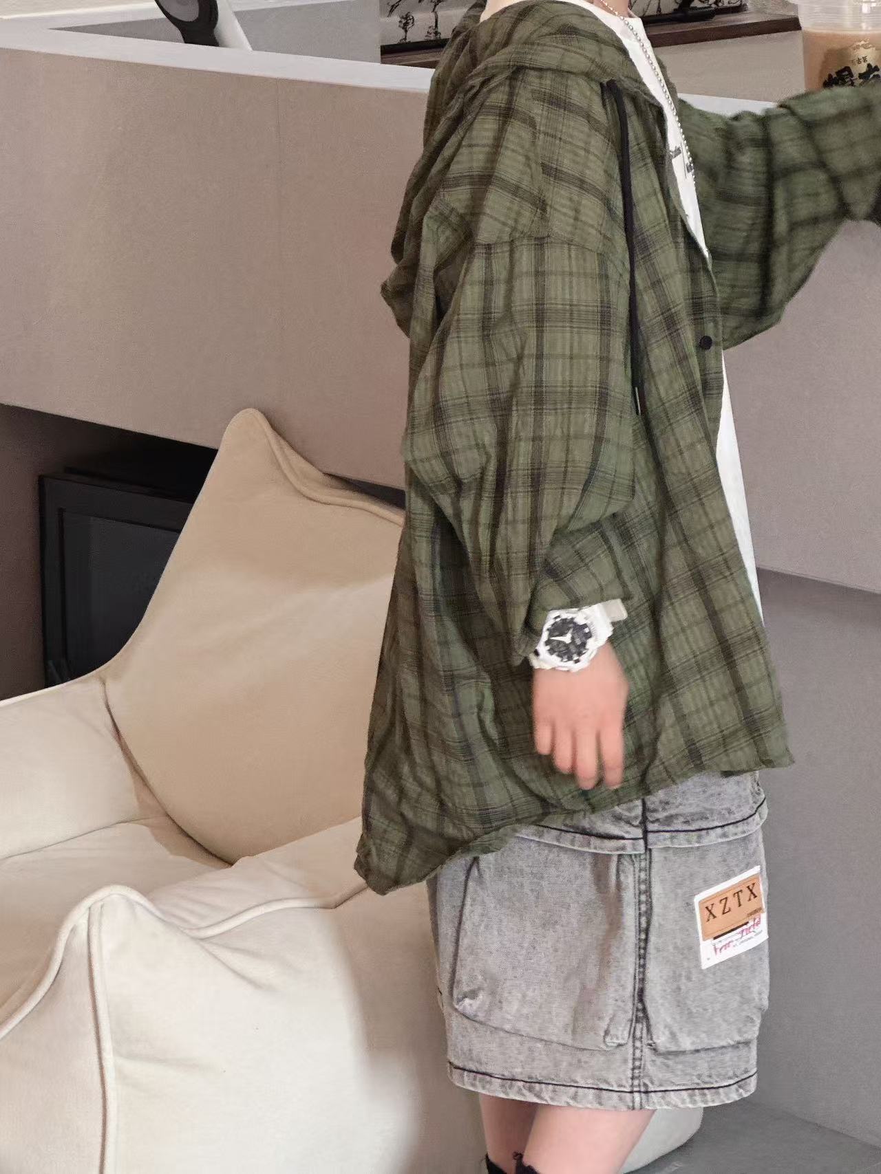 蜡小新【超正的绿】可以亲子的韩版宽松休闲衬衫/白色脏T，模特穿140