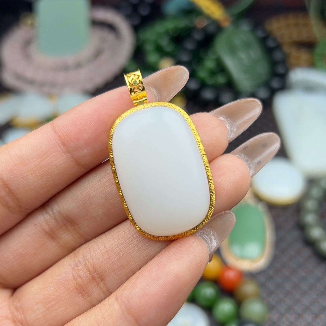 和田玉吊坠18K金镶嵌