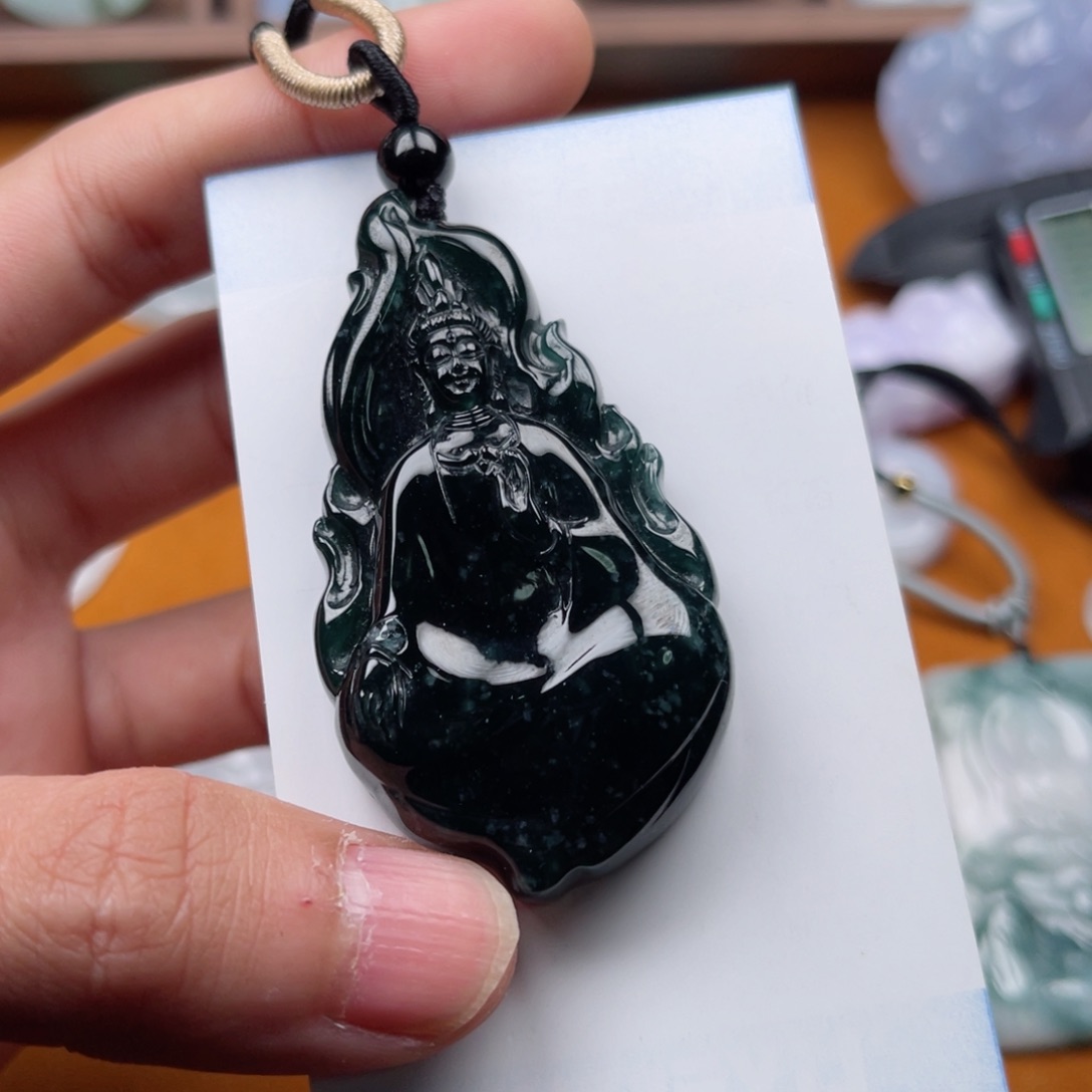 翡翠颈饰未镶嵌素衣