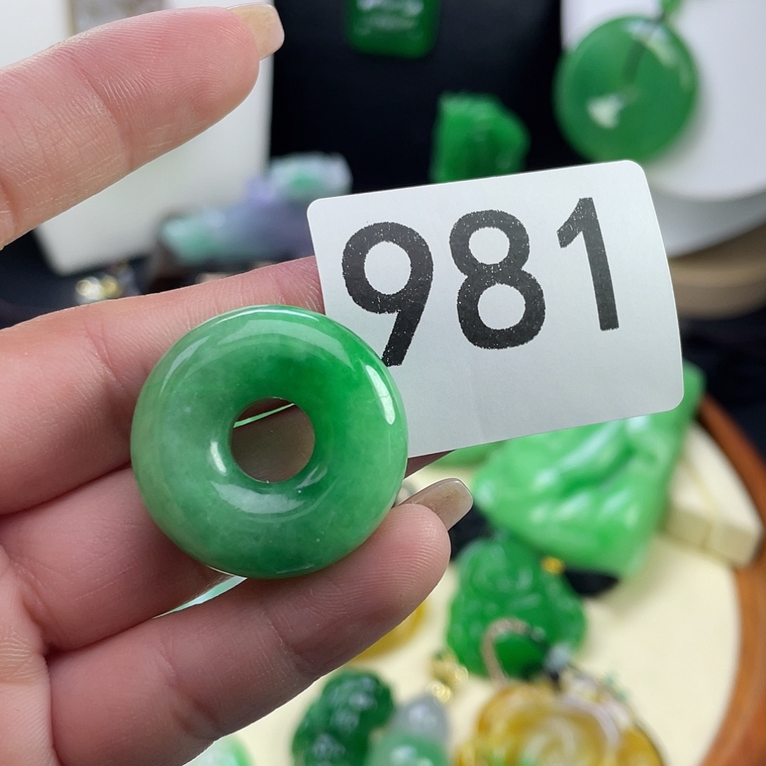 翡翠未镶嵌吊坠(赠链)