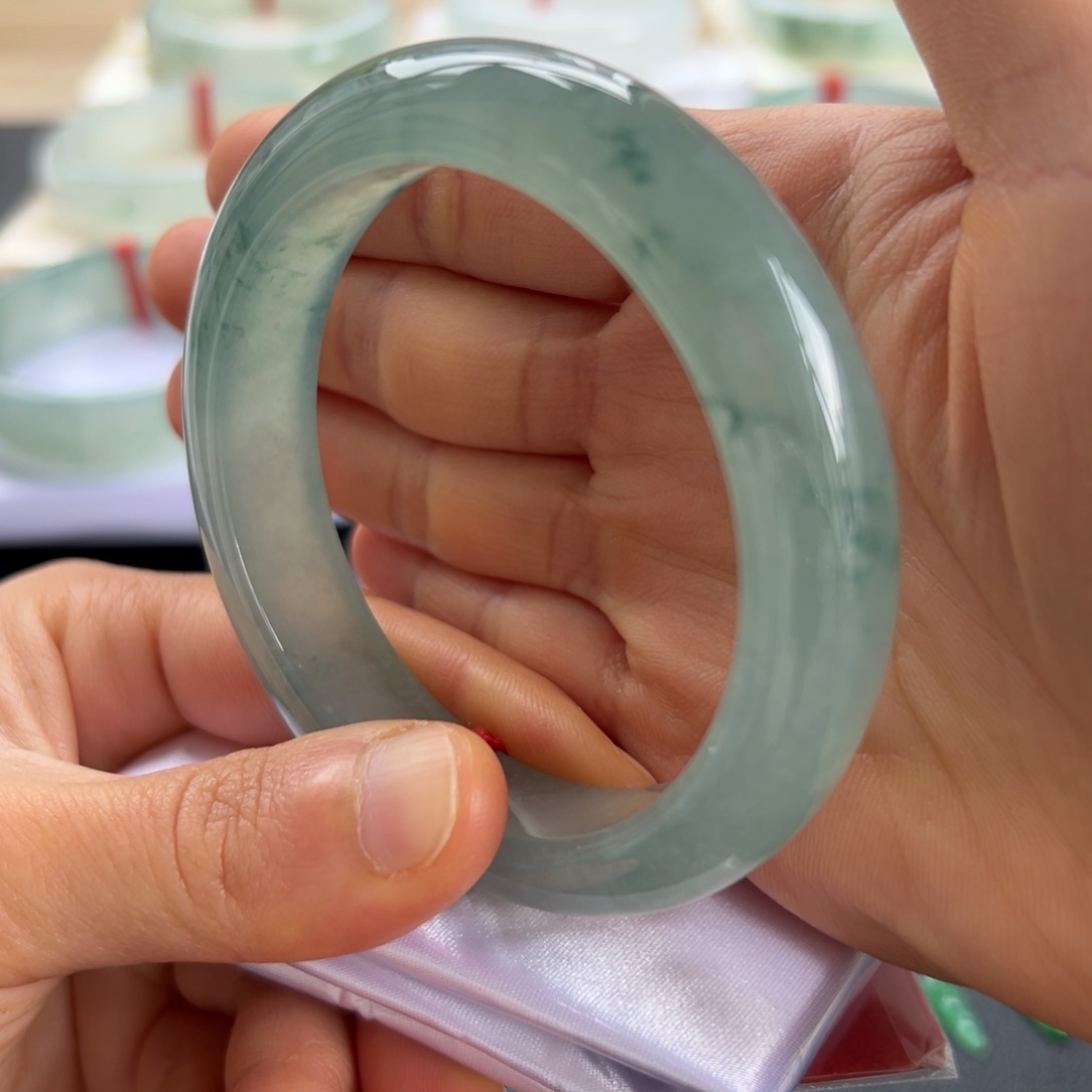 翡翠手镯未镶嵌手镯