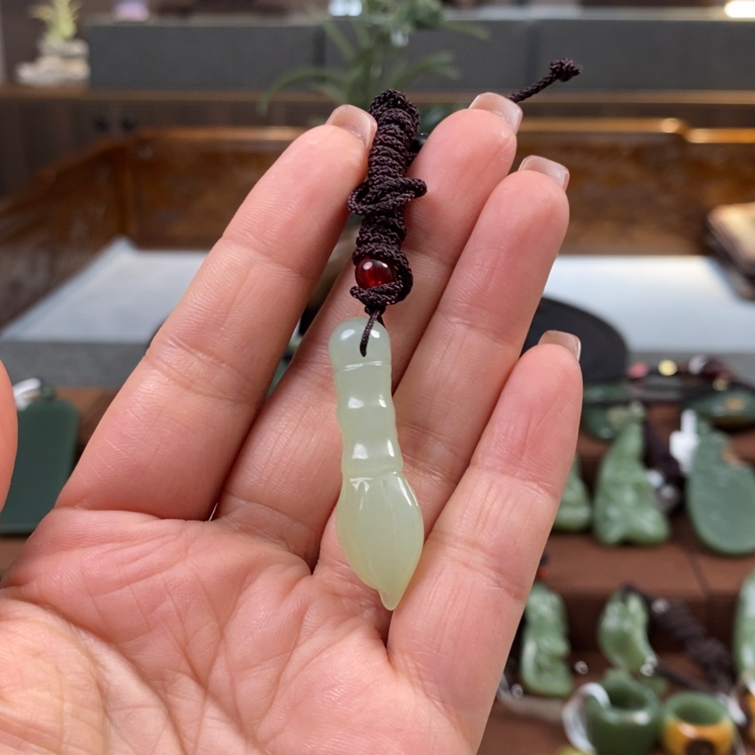 蛇纹石玉挂件未镶嵌