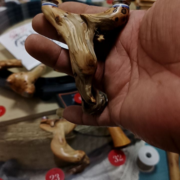 柏木在*上崖柏成品弓