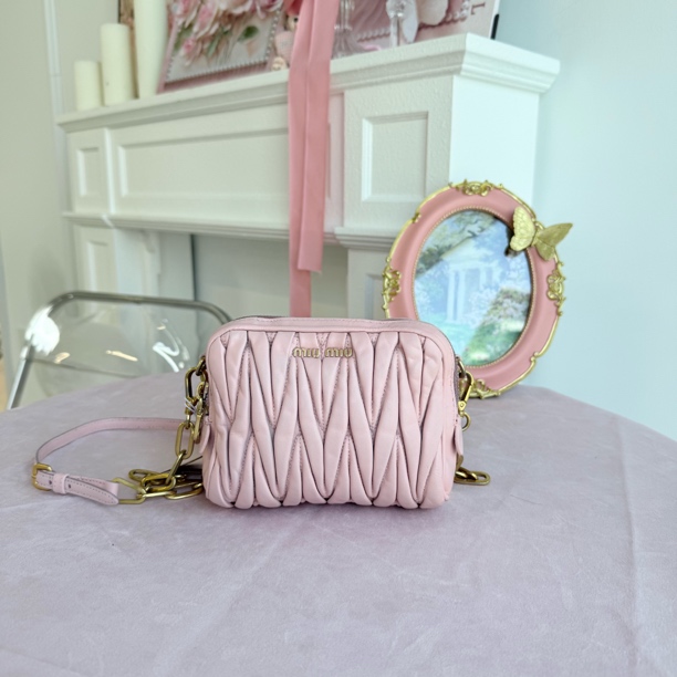 95新 MIU MIU/缪缪 miumiu樱花粉褶皱相机包斜挎包