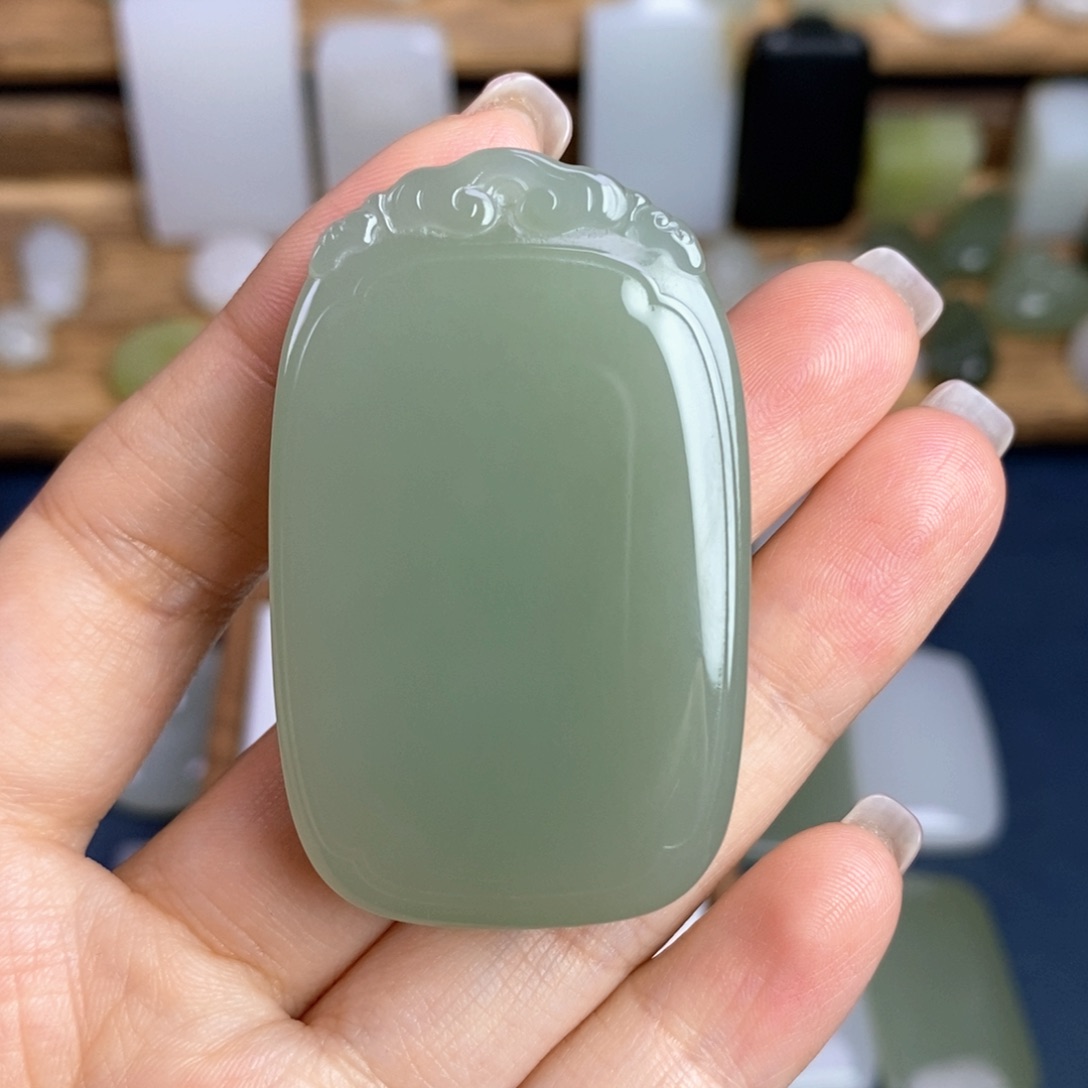 张***满和田玉未镶嵌颈饰