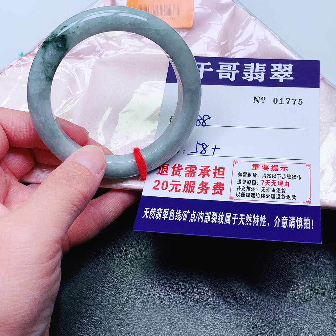 翡翠未镶嵌手镯775。        
