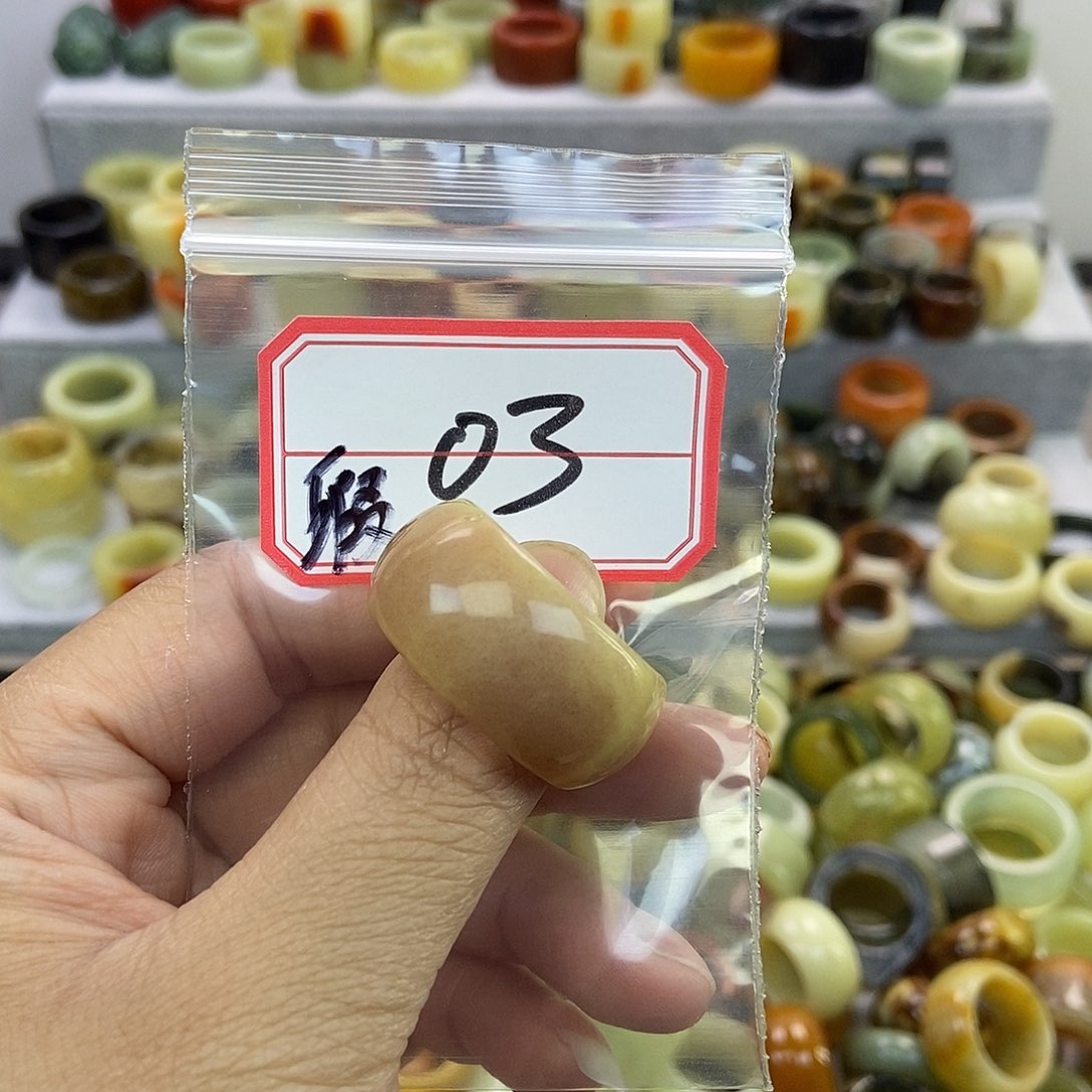 哆****蛇纹石玉未镶嵌戒指
