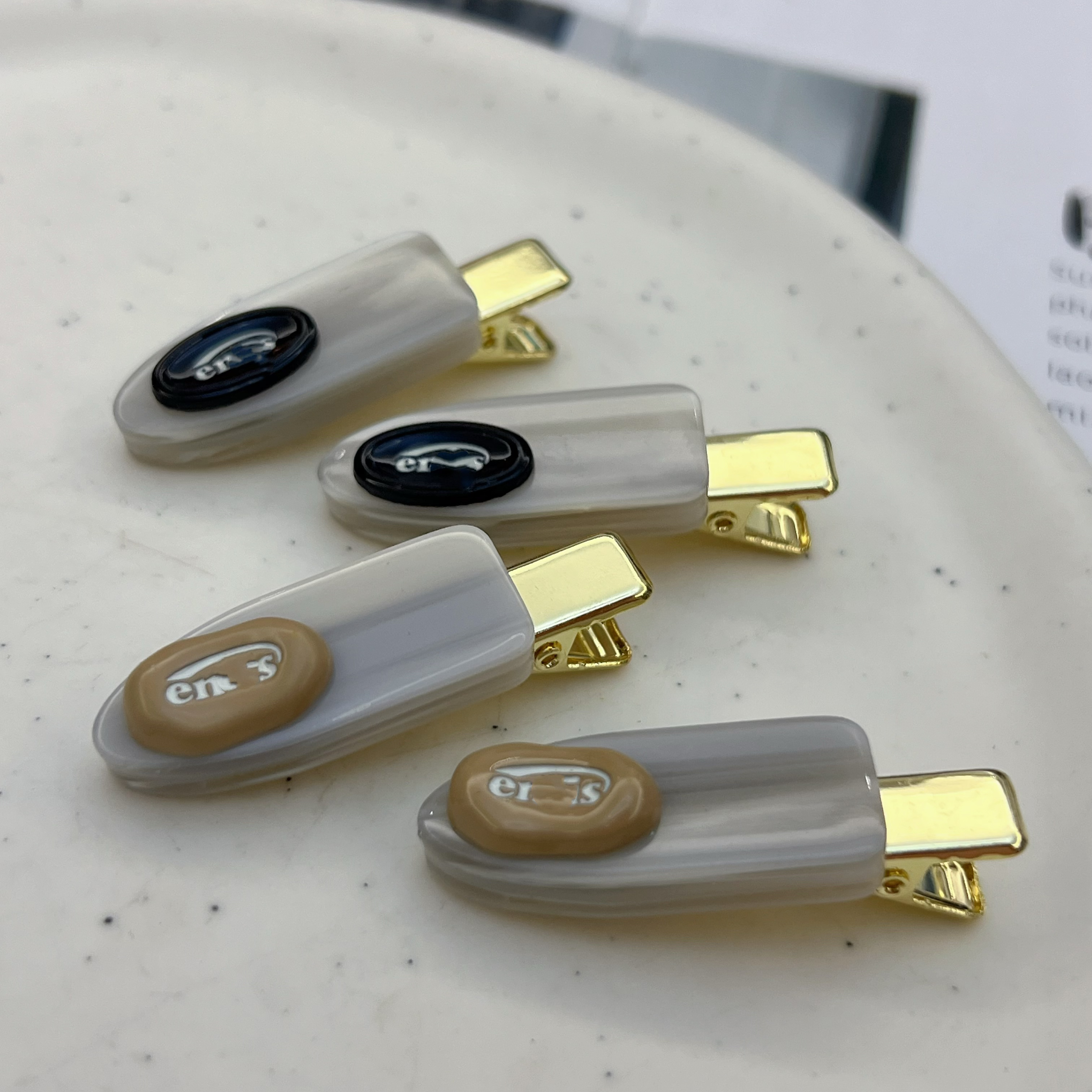 高级感醋酸侧边夹字母款J206