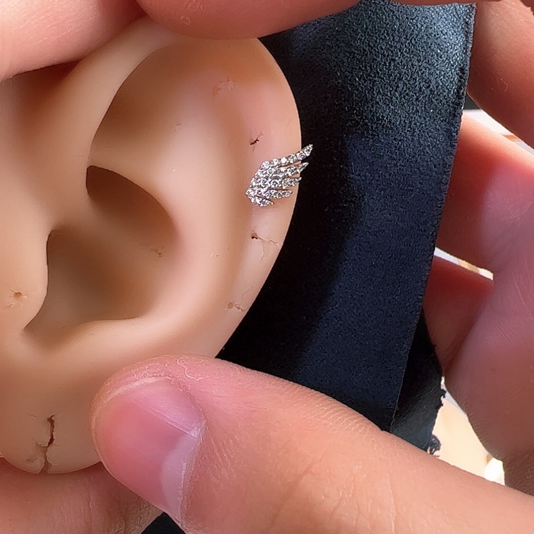 钻石耳饰18K金镶嵌楚**宝左耳片翼螺丝款