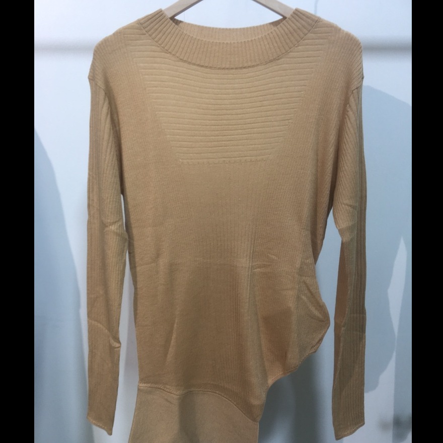 M8772时尚圆领修身不规则杏色毛衣