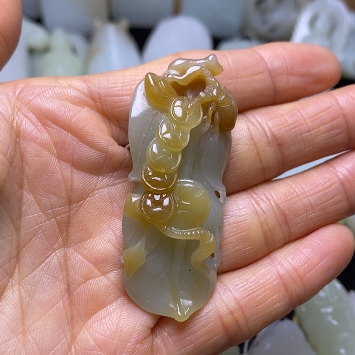 和田玉未镶嵌把件