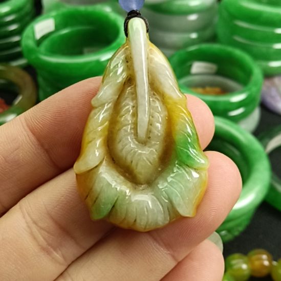 翡翠颈饰未镶嵌翡翠