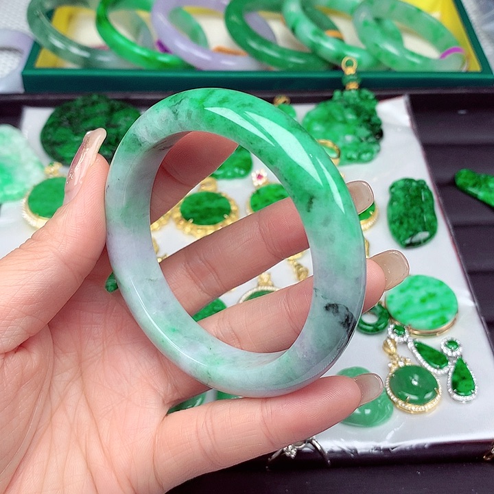 翡翠手镯未镶嵌翡翠