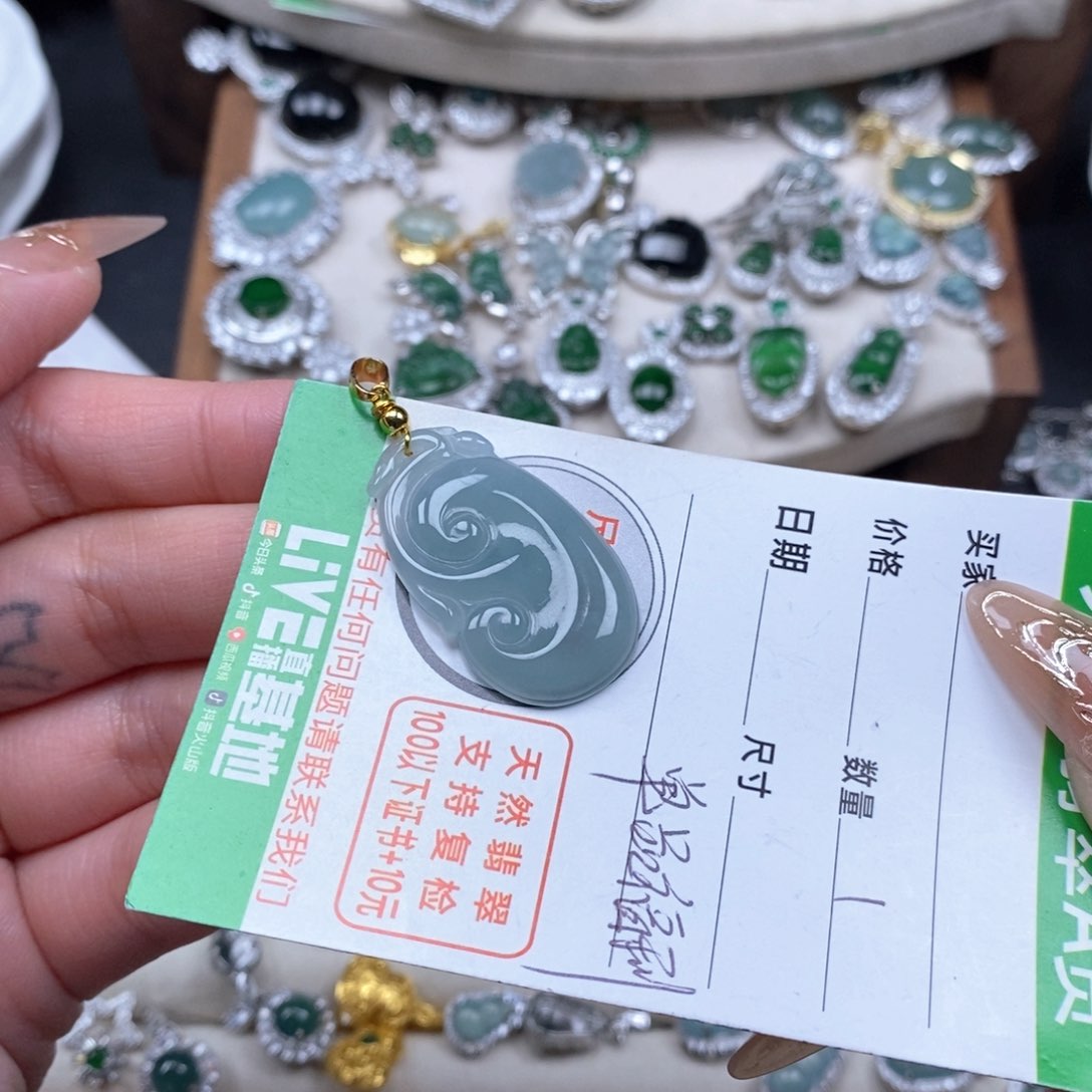 翡翠颈饰未镶嵌翡翠