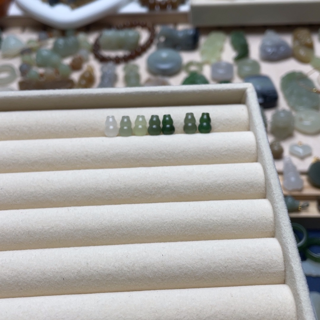 《***子和田玉未镶嵌颈饰7颗