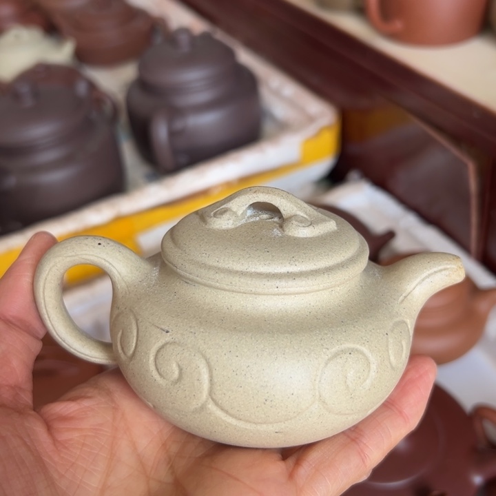 紫砂茶壶是***琳本绿如意150c c