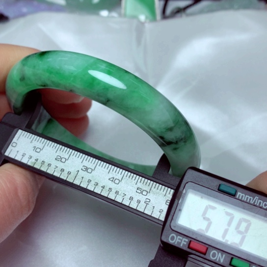 翡翠手镯未镶嵌手镯