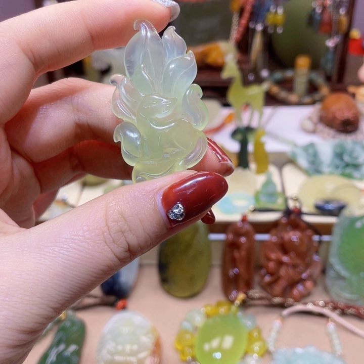 蛇纹石玉颈饰未镶嵌