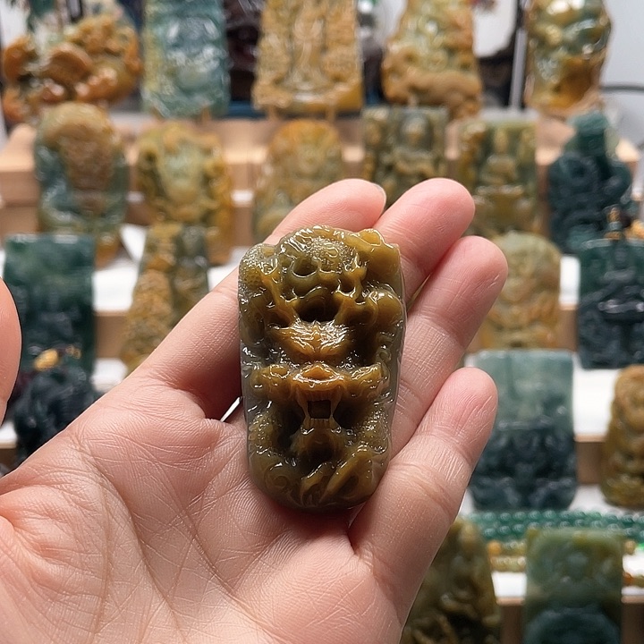 翡翠颈饰未镶嵌天然翡翠A货龙