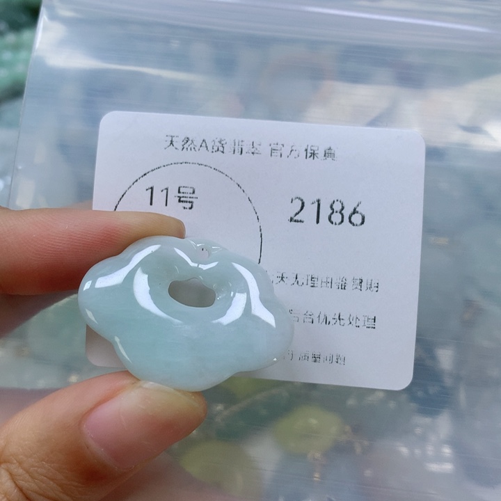 翡翠挂件未镶嵌翡翠