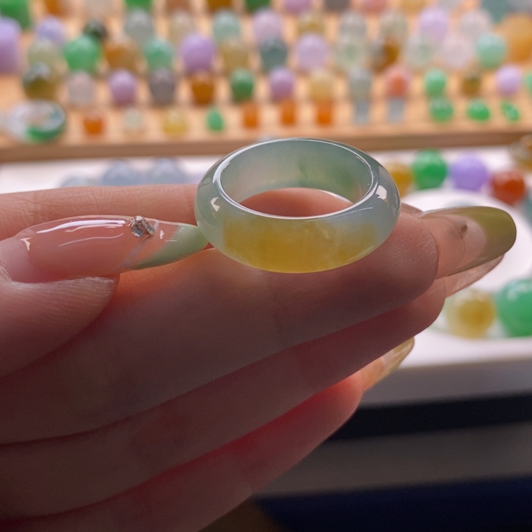 翡翠未镶嵌颈饰黄加绿特色戒圈卡12