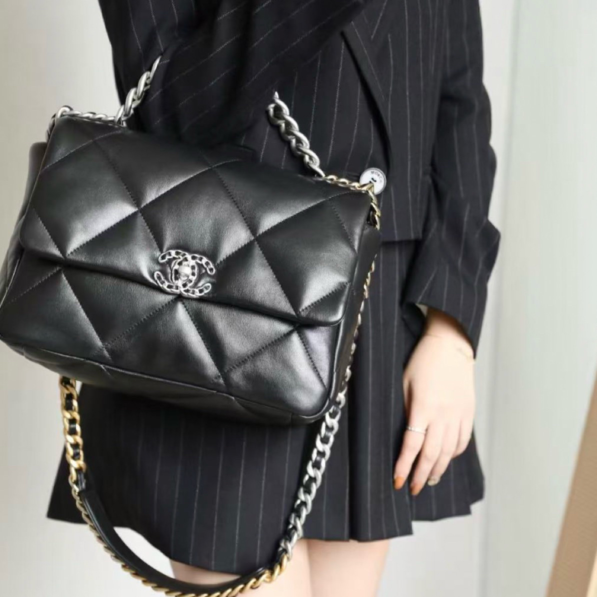 99新 Chanel/香奈儿 展会外场！黑银中号19bag包