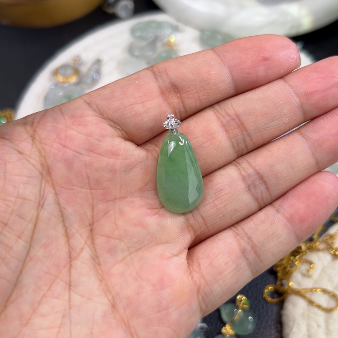 翡翠18K金镶嵌颈饰