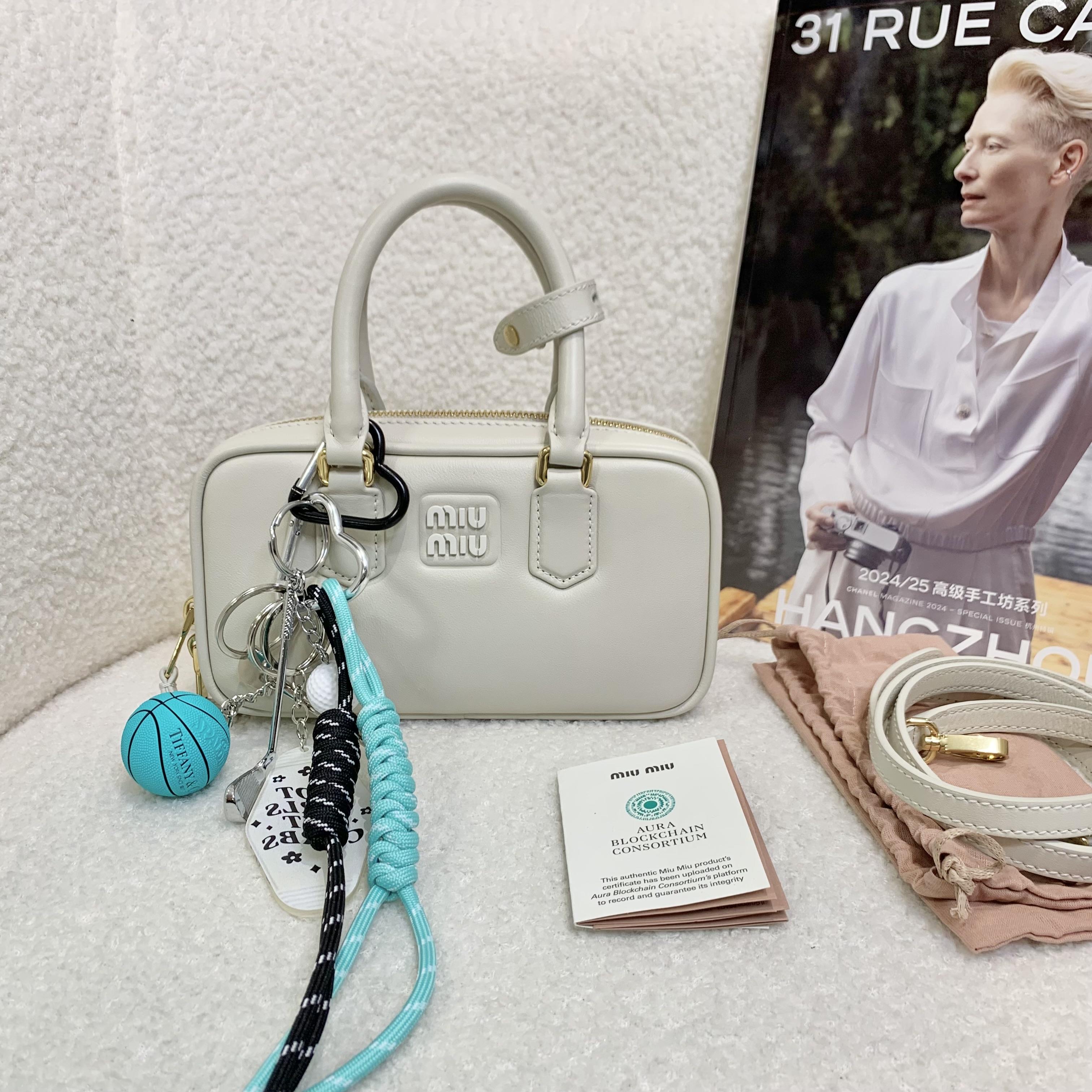 99新 MIU MIU/缪缪 壹臻/粉笔白窄版保龄球包 mini/91933387